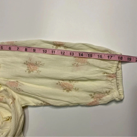 NEW BCBGeneration Medium Floral Ruffle Crossover Blouse - Picture 6 of 7